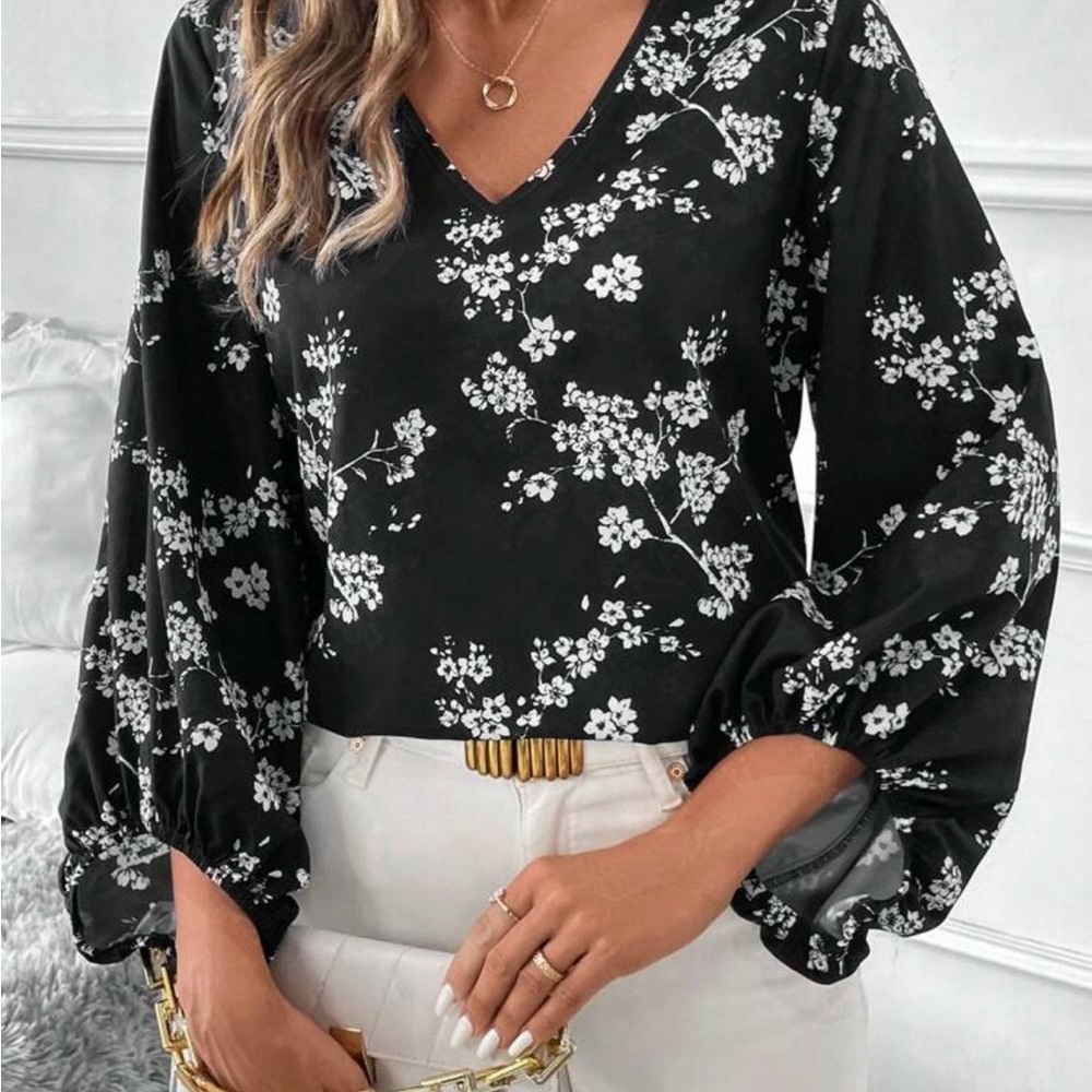 New! Black + white floral v-neck puff-sleeve top
